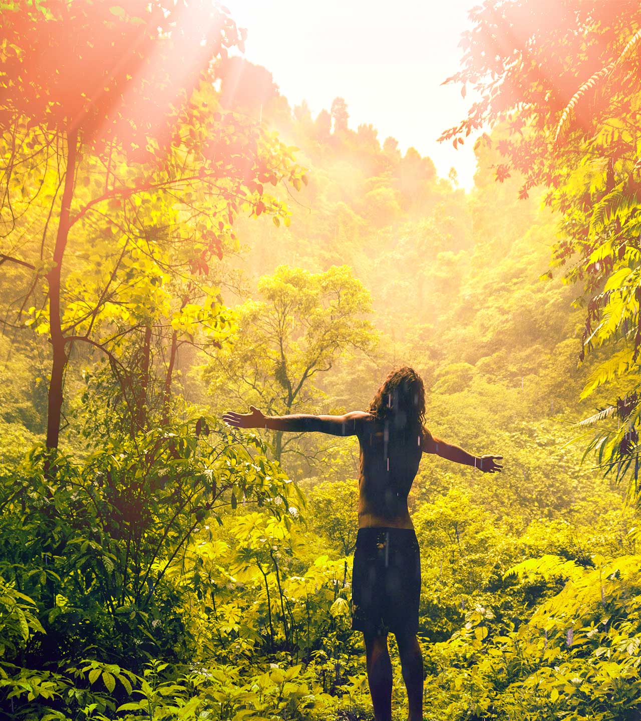 Person in gelbem Dschungel, Arme offen, Sonnenstrahlen, Regen.