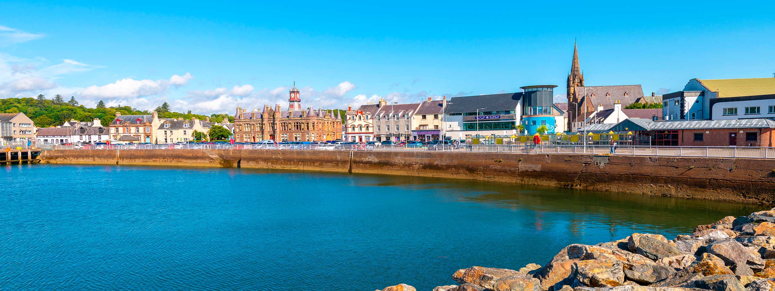 Stadtansicht am Hafen mit Gebäuden unter blauem Himmel.